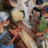 魚捌き体験中の菅島小学校児童