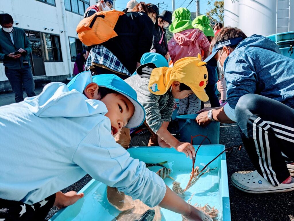 ミニ水族館を楽しむ菅島保育所園児たち