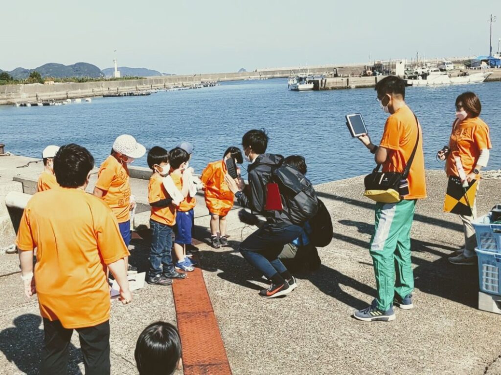 菅島で冬に釣れる魚を紹介する島っ子ガイド児童