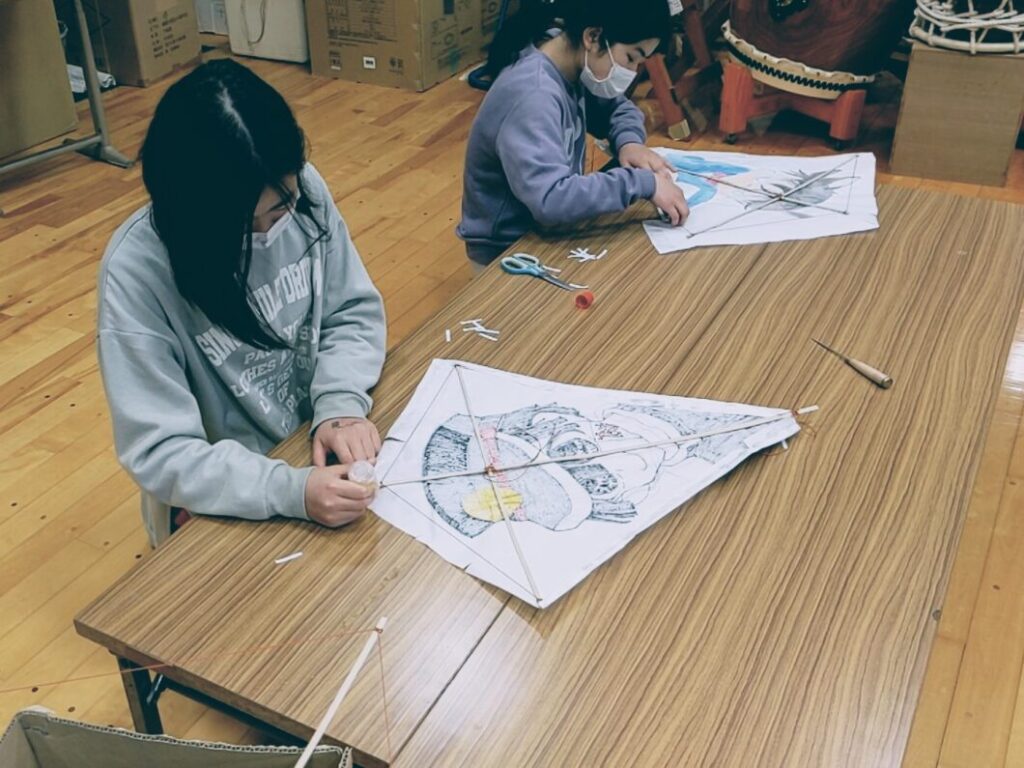 凧づくりをする菅島小学校児童3