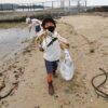 人工島海岸清掃でゴミを拾う児童